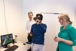 Un professeur encadre un étudiant dans son immersion en réalité virtuelle dans le château de Jehay.