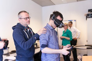Un professeur encadre un étudiant dans son immersion en réalité virtuelle dans le château de Jehay.