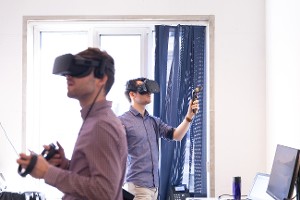 Un professeur encadre un étudiant dans son immersion en réalité virtuelle dans le château de Jehay.