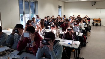Une classe entière utilise un casque de réalité virtuelle en carton.
