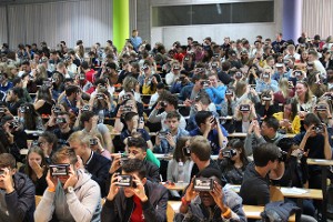 Une classe entière utilise un casque de réalité virtuelle en carton.